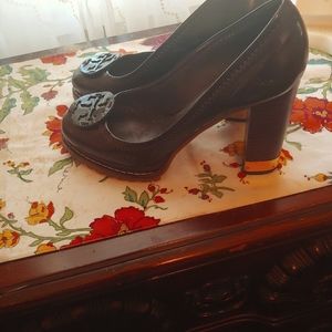 TORY BURCH 8 LOGO BROWN PATENT LEATHER PUMPS HEELS